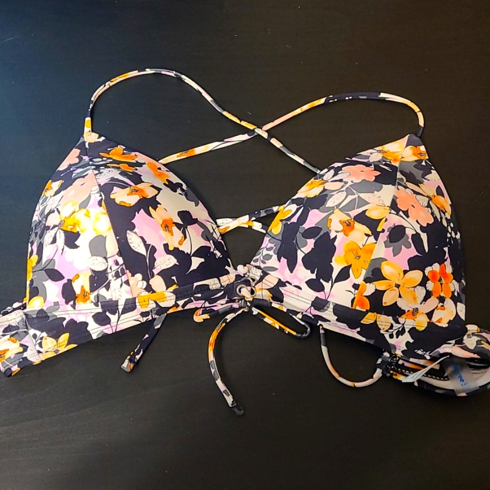 NWOTSuper cute decree bikini top